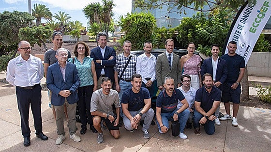 Foto de familia de los finalistas del certamen «El conductor más eficiente de Canarias».
