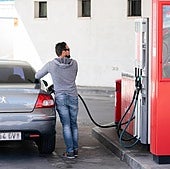 Foto de archivo de un ciudadano en una gasolinera.