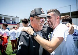 Así celebraba Lucano (d.) el ascenso a Tercera con el Telde el pasado verano. Ahora se marcha tras desavenencias con la dirección deportiva.