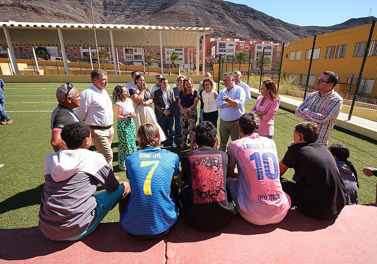 Imagen principal - Poli Suárez y Jessica de León, consejeros regionales, recorrieron las instalaciones del antiguo CEIP El Ciervo reconvertido en CIFP.