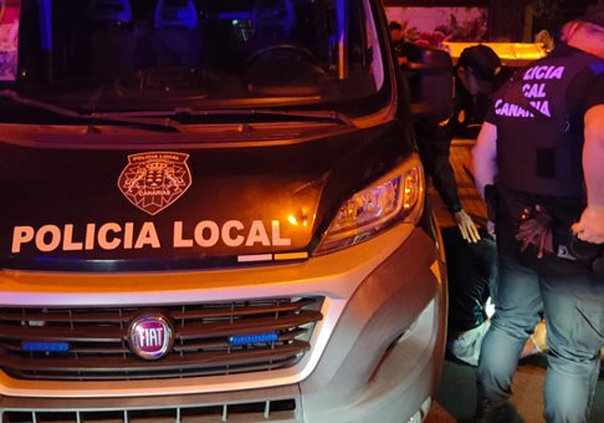 Agentede los Policía Local de la capital grancanaria durante la intervención.
