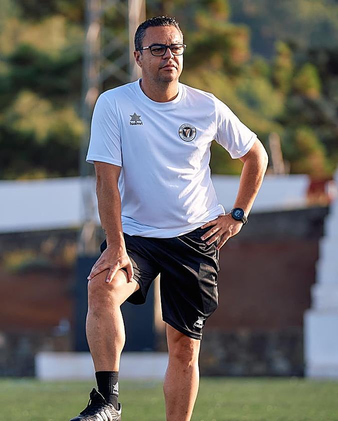 Imagen secundaria 2 - Arriba a la izquierda, Lucano dirigiendo una sesión preparatoria de la presente campaña. Abajo la izquierda, instantánea de felicidad, cuando era manteado por el ascenso a Tercera. A la derecha, Tino Déniz, el nuevo entrenador del Telde.