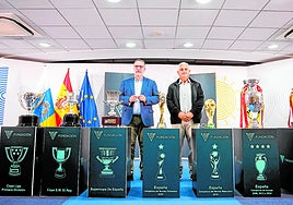 Poli Suárez y José Juan Arencibia, con los grandes trofeos de la selección masculina y femenina.