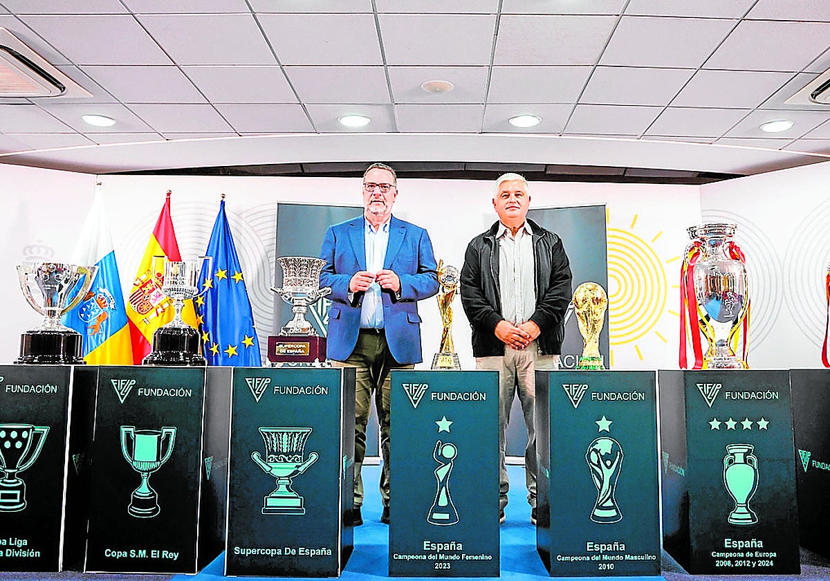 Poli Suárez y José Juan Arencibia, con los grandes trofeos de la selección masculina y femenina.