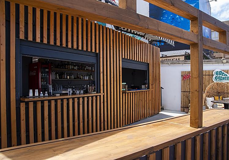 Barra frente al mar.