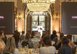 La concejala del Carnaval del Ayuntamiento de Las Palmas de Gran Canaria, Inmaculada Medina, se dirige a los asistentes al acto privado celebrado ayer en el hotel Santa Catalina.