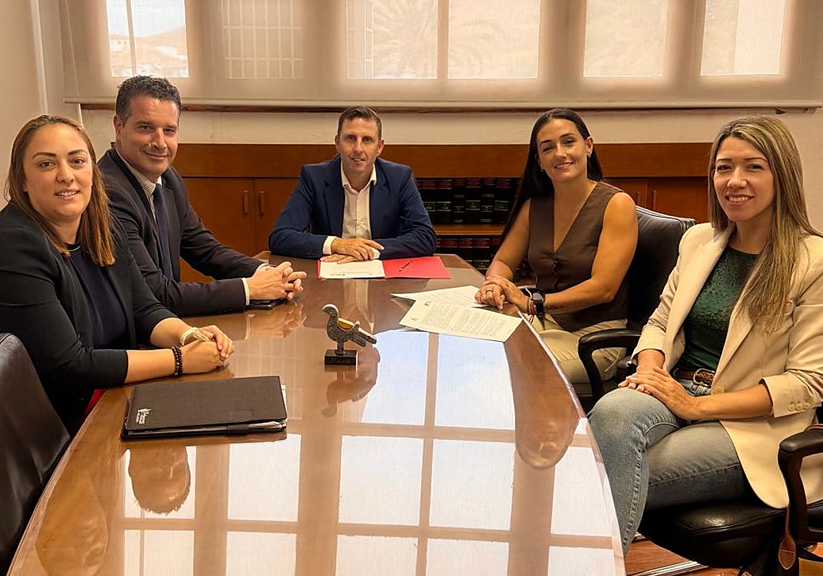 El alcalde de Pájara, Alejandro Jorge, con la representación de la cadena Princess Hotels Canarias.