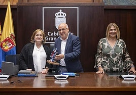 Antonio Morales, presidente del Cabildo de Gran Canaria, recibiendo a los alcaldes de la mancomunidad de Ayuntamientos Gallegos.