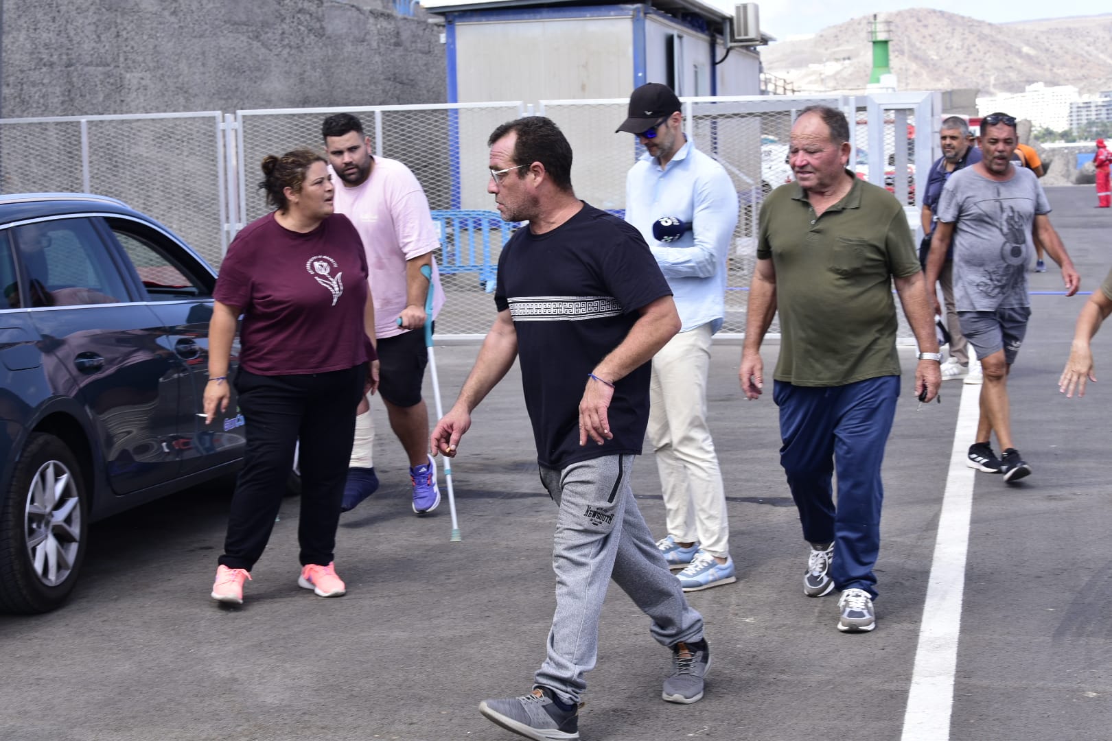 La espera de los familiares de Lionel Ramírez en el muelle de Arguineguín