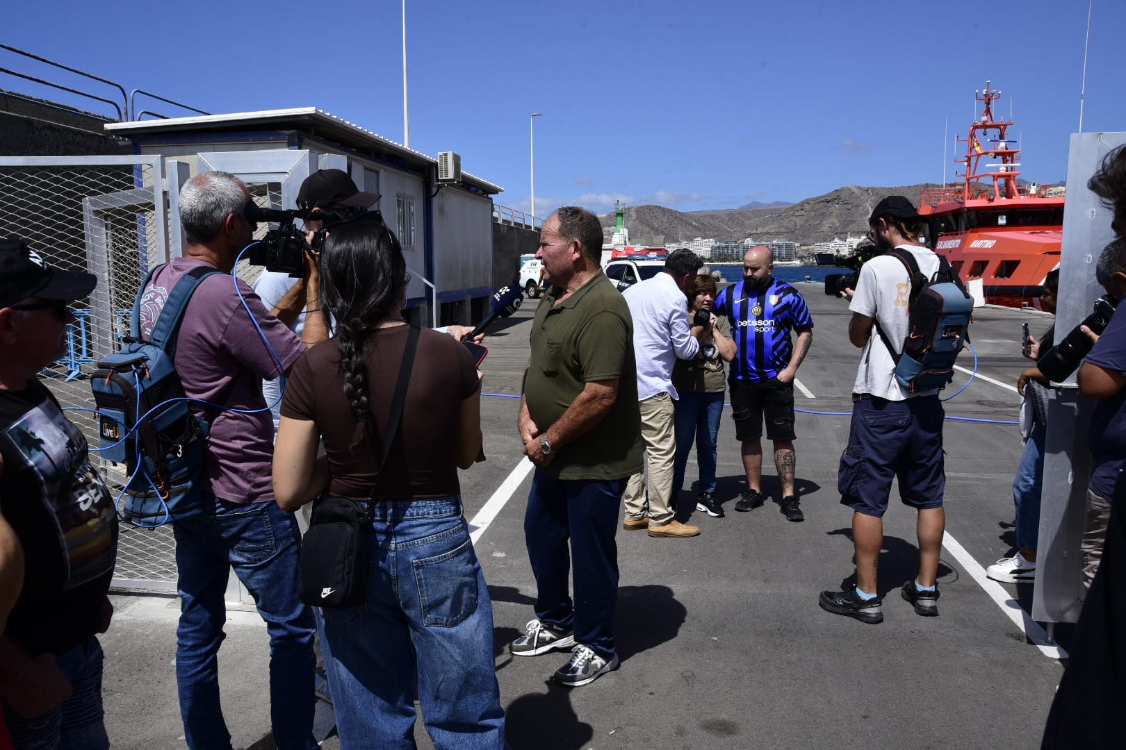 La espera de los familiares de Lionel Ramírez en el muelle de Arguineguín