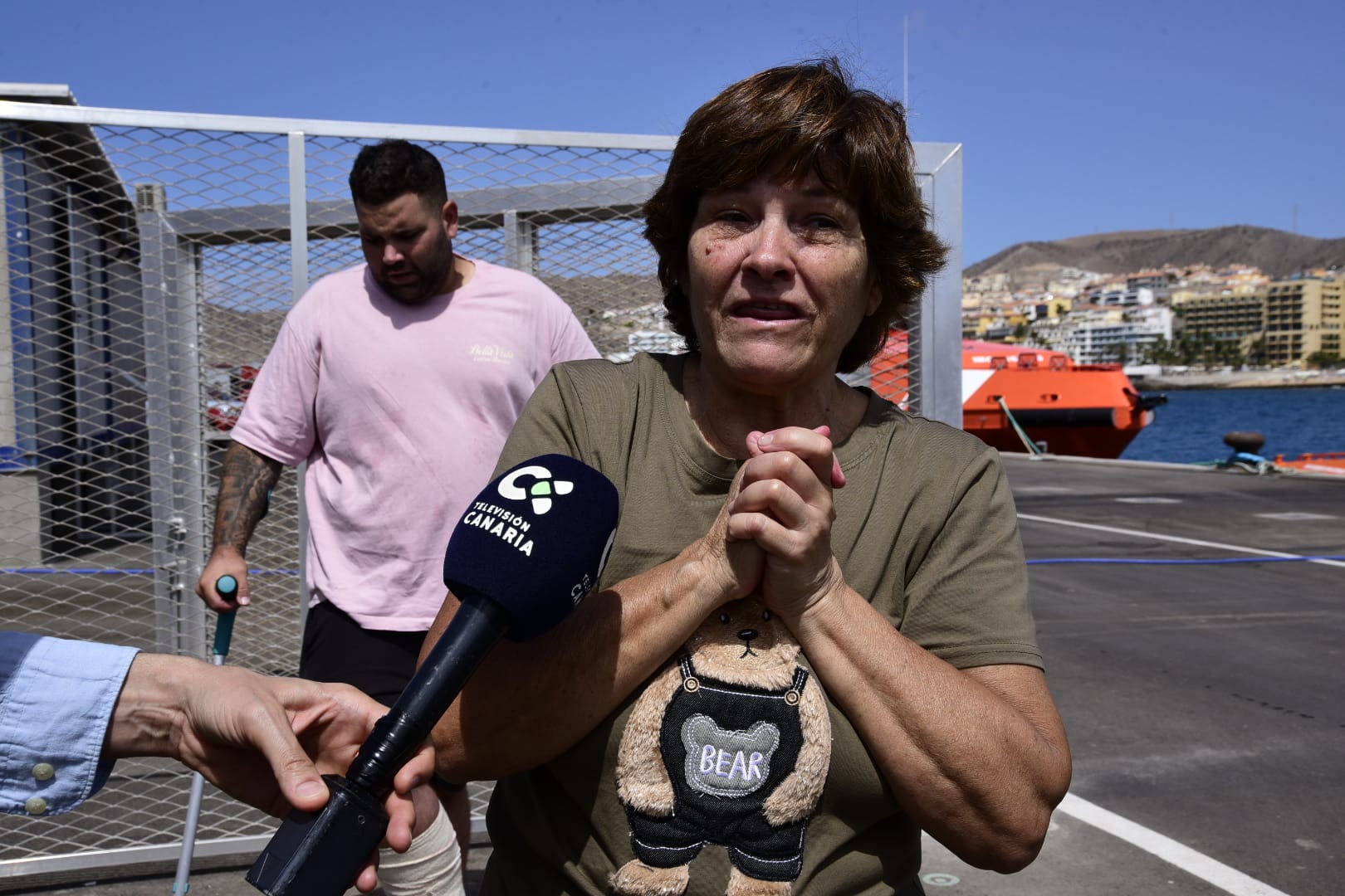 La espera de los familiares de Lionel Ramírez en el muelle de Arguineguín