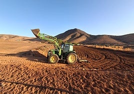 El tractor del Cabildo, en las gavias de El Cardón.
