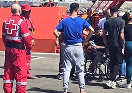 Lionel Ramírez, en silla de ruedas, a su llegada al muelle de Arguineguín.