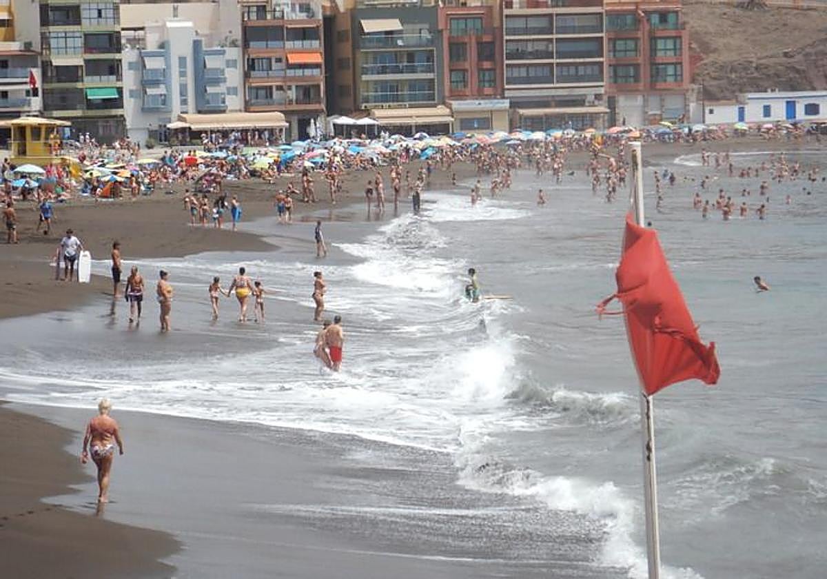 La playa de Melenara con bandera roja.