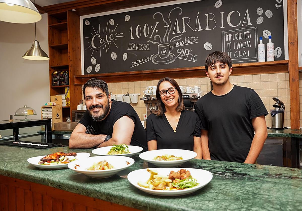 De izquierda a derecha: Jose, cocicero del restaurante; Verónica, dueña y Samuel, hijo de Verónica.