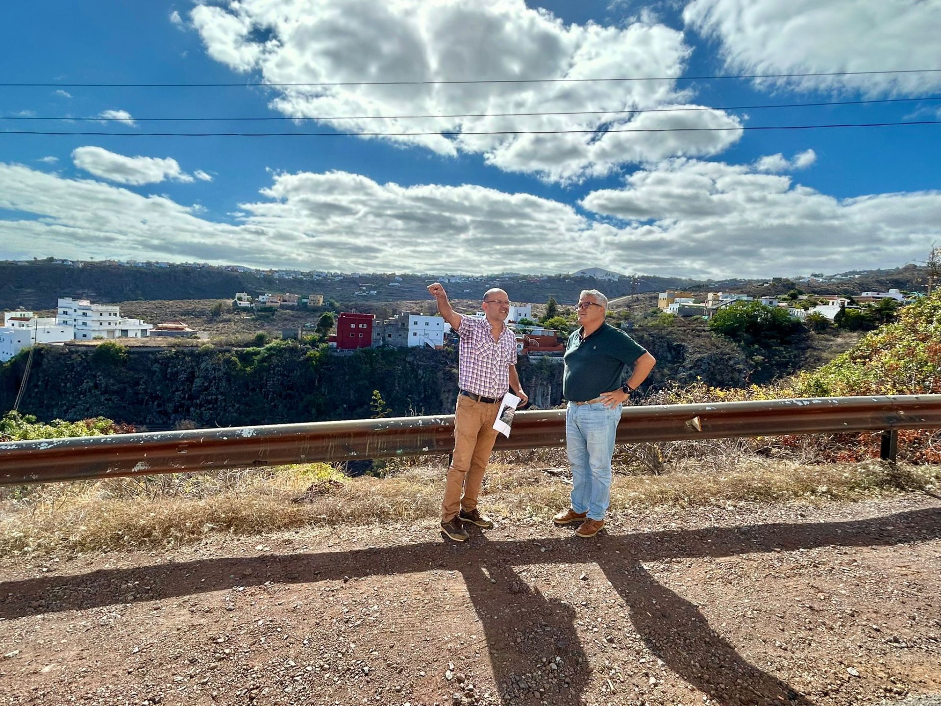 El concejal de Infraestructuras, Juan Jiménez, acompañado del técnico municipal, Miguel Quintana, durante una visita a una de las zonas en que se instalará alumbrado fotovoltaico