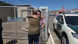 La espera de los familiares de Lionel Ramírez en el muelle de Arguineguín