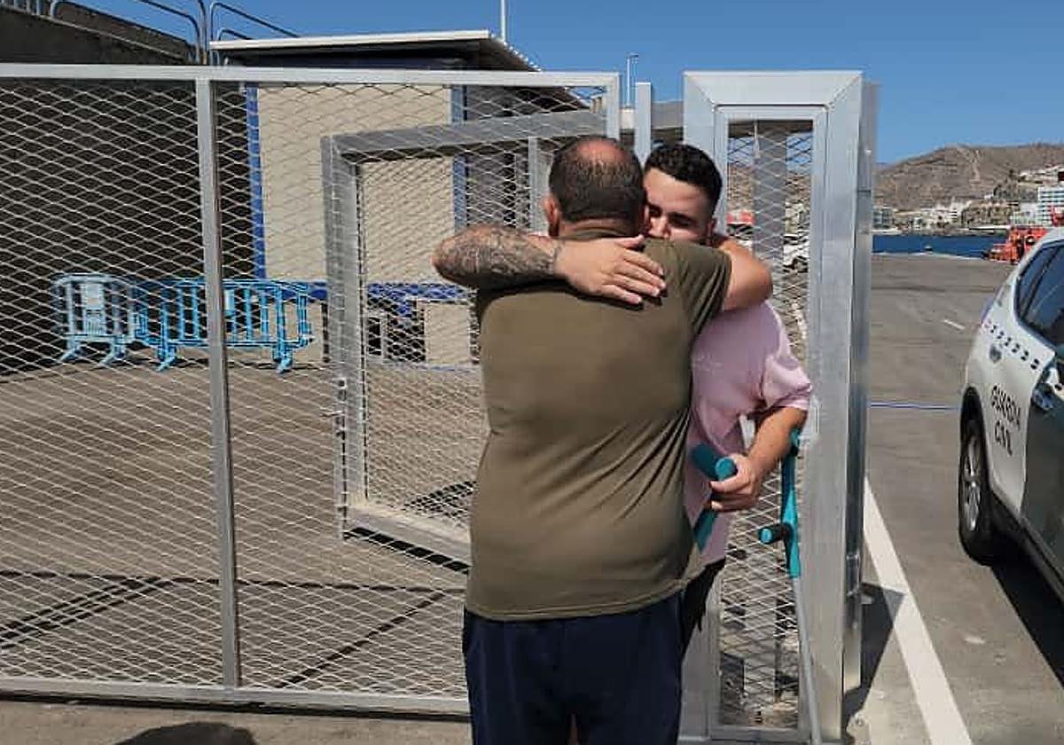 La espera de los familiares de Lionel Ramírez en el muelle de Arguineguín