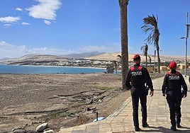 La Policía Canaria patrulla en Costa Calma, en el municipio de Pájara, en febrero de 2025.