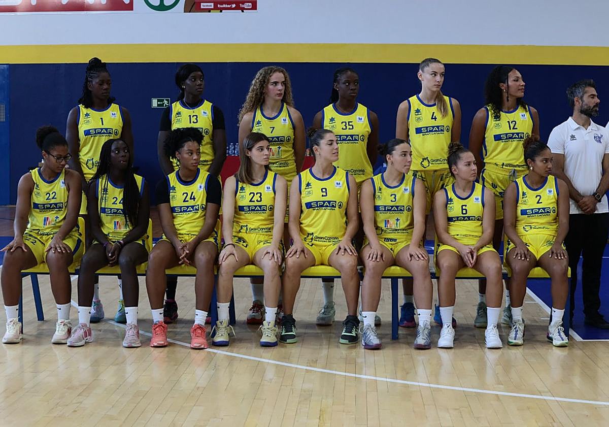 Imagen principal - Las dos plantillas isleñas competirán por primera vez en categoría nacional (Endesa y LF2), algo que elogió el consejero de Deportes del Cabildo grancanario, Aridany Romero.