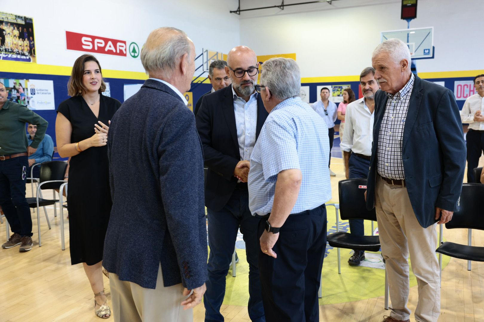 Imagen secundaria 1 - La llegada de Mingo Díaz fue una de las notas emotivas de la jornada.
