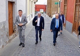 Clavijo caminando por las calles de Gáldar