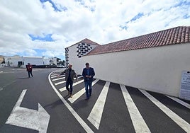 Autoridades de San Bartolomé supervisando el espacio a remodelar.
