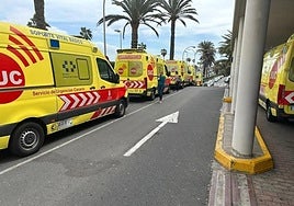 Ambulancias en el Hospital Insular de Gran Canaria.