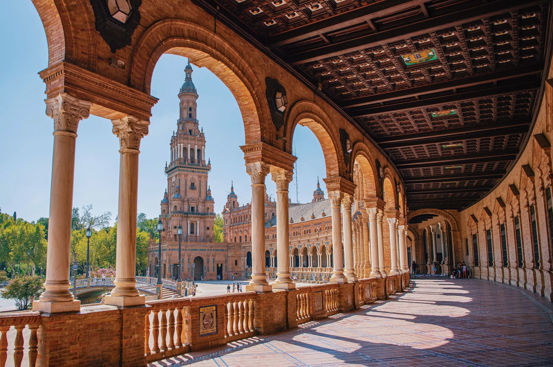 Detalle de la arquitectura de la plaza de España de Sevilla.