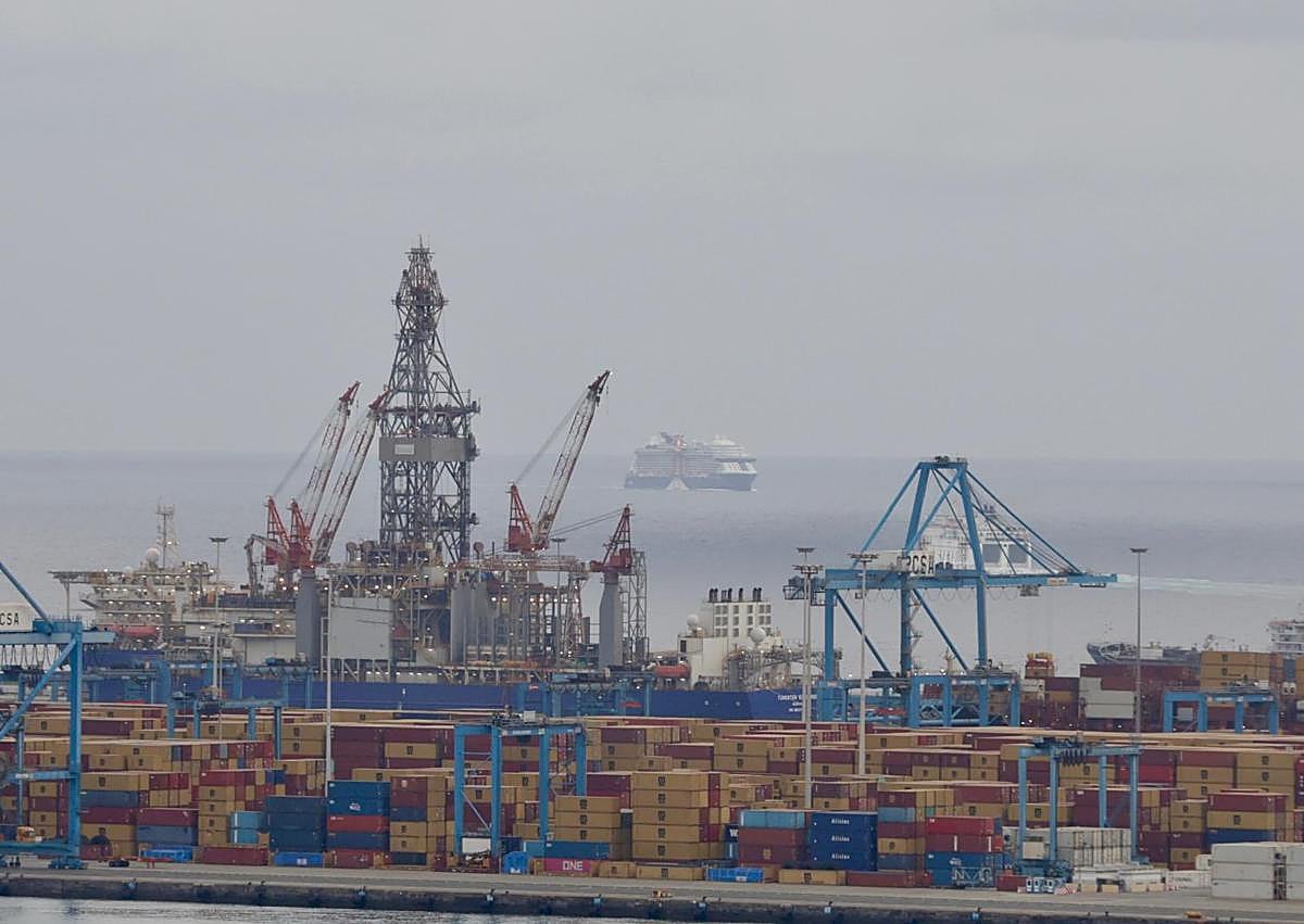 Imagen secundaria 1 - 4.000 turistas del &#039;Celebrity Apex&#039; estrenan hoy la nueva terminal de cruceros de La Luz
