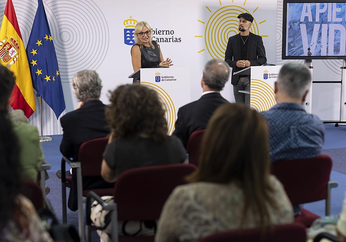 Iván Torres (d) presenta la campaña de Sanidad junto a la consejera Esther Monzón.