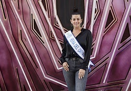 Lola Ortiz posando como reina del carnaval de 2023.