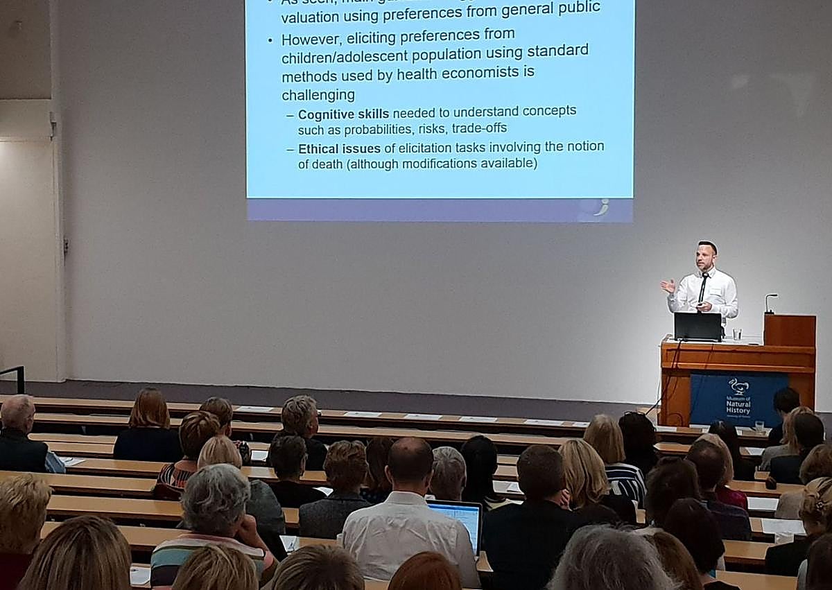 Imagen secundaria 1 - Oliver Rivero-Arias en alguna de sus conferencias en la Universidad de Oxford.