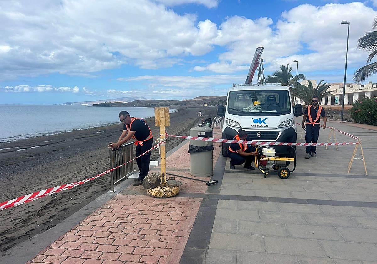 La barandilla se coloca donde el desnivel con la arena es más alto.