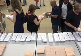 Imagen de archivo de una mesa electoral en las últimas elecciones generales en España.