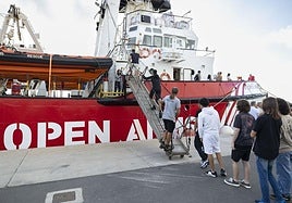 El buque de Open Arms recibe una visita escolar en el Puerto de Las Palmas.