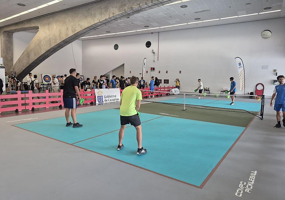Imagen de la pista de pickleball instalada en ExpoDeca 2025.