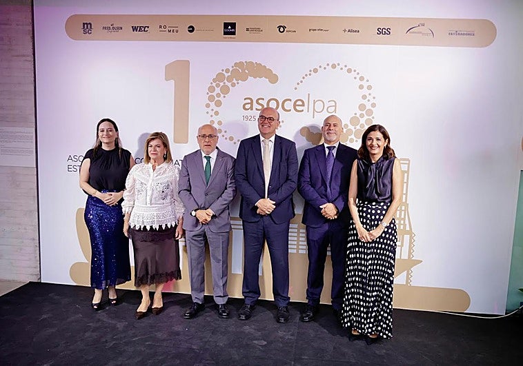 La presidenta de Asocelpa, Carmen Moreno, junto a otros miembros de la patronal portuaria y representantes de las administraciones.