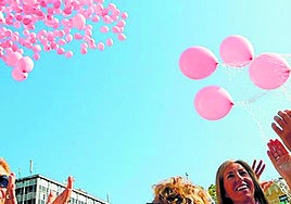 Globos de color rosa en solidaridad con pacientes de cáncer de mama.