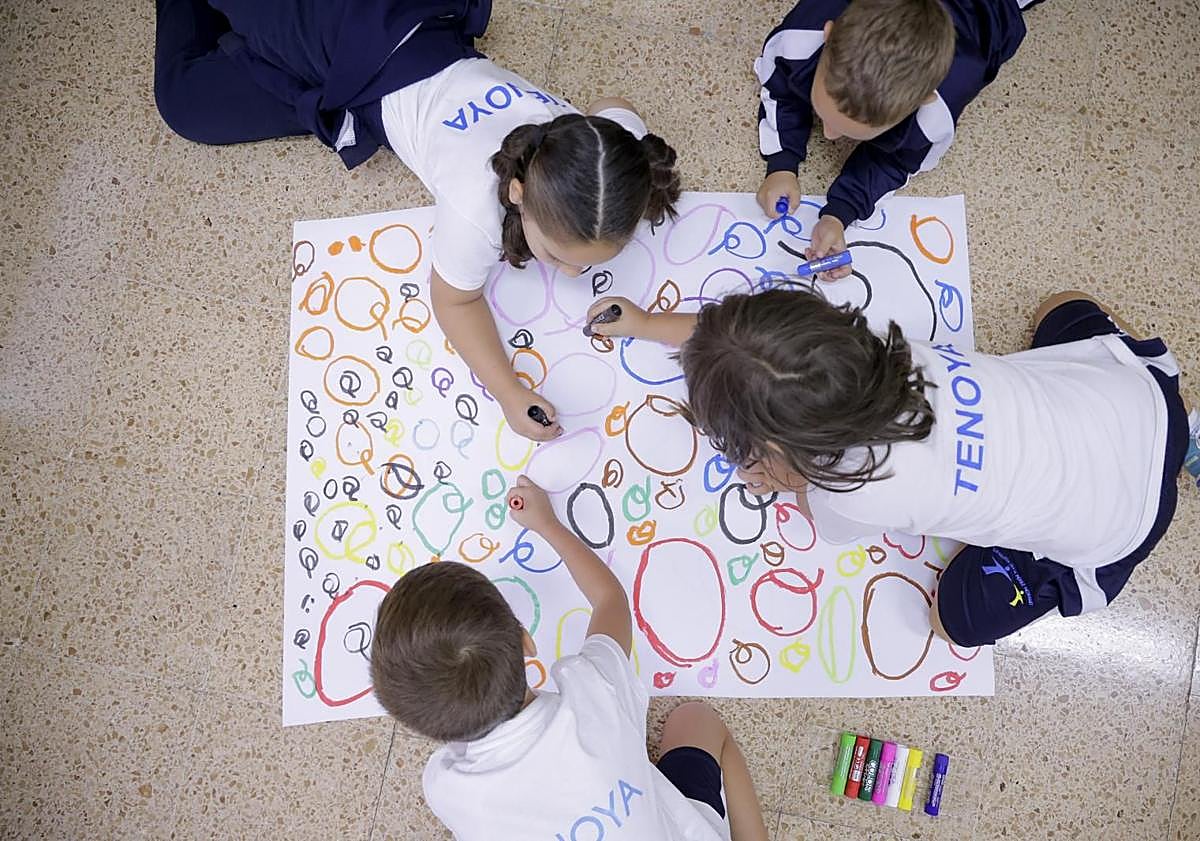 Imagen principal - Los niños y niñas trabajan la escritura de la letra 'o'. El jefe de estudios y la directora del CEIP Tenoya, Daniel Martín (i) y Vanessa Molina.