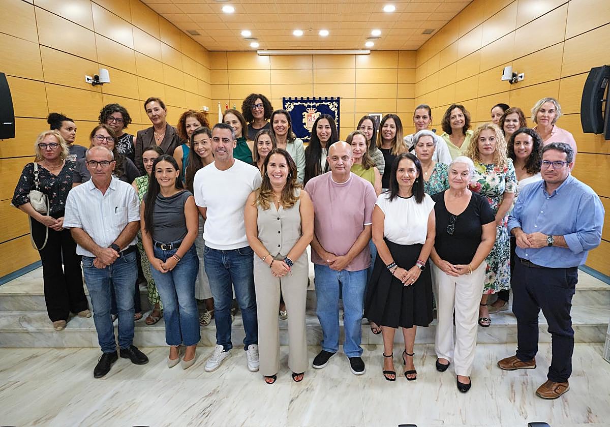 La presidenta Lola García y el consejero Víctor Alonso, con alcaldes, concejales y técnicos de Servicios Sociales.