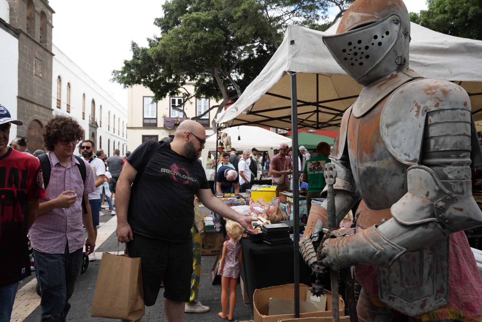 Pasión por lo vintage: éxito de la Feria del Coleccionismo en Vegueta