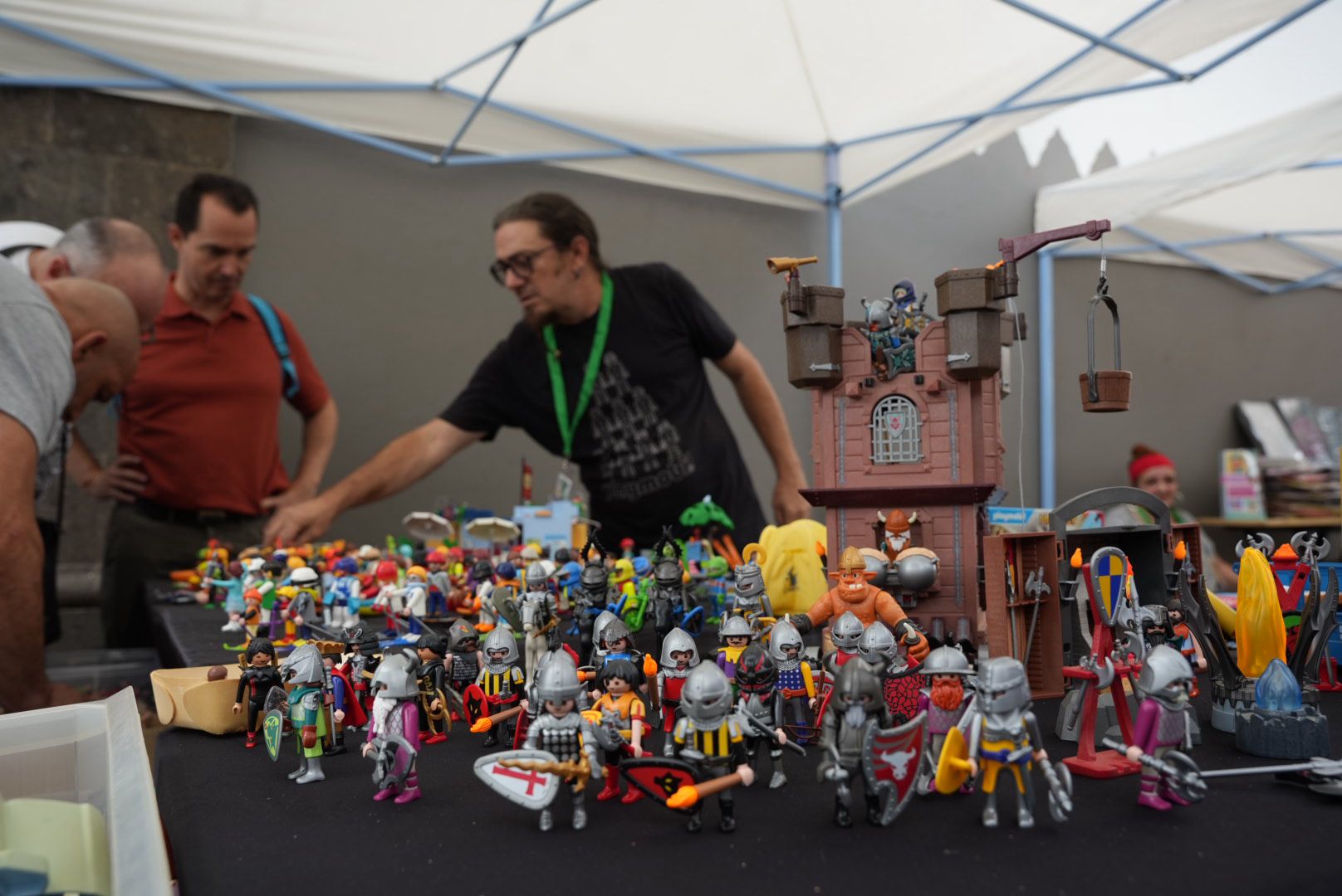 Pasión por lo vintage: éxito de la Feria del Coleccionismo en Vegueta