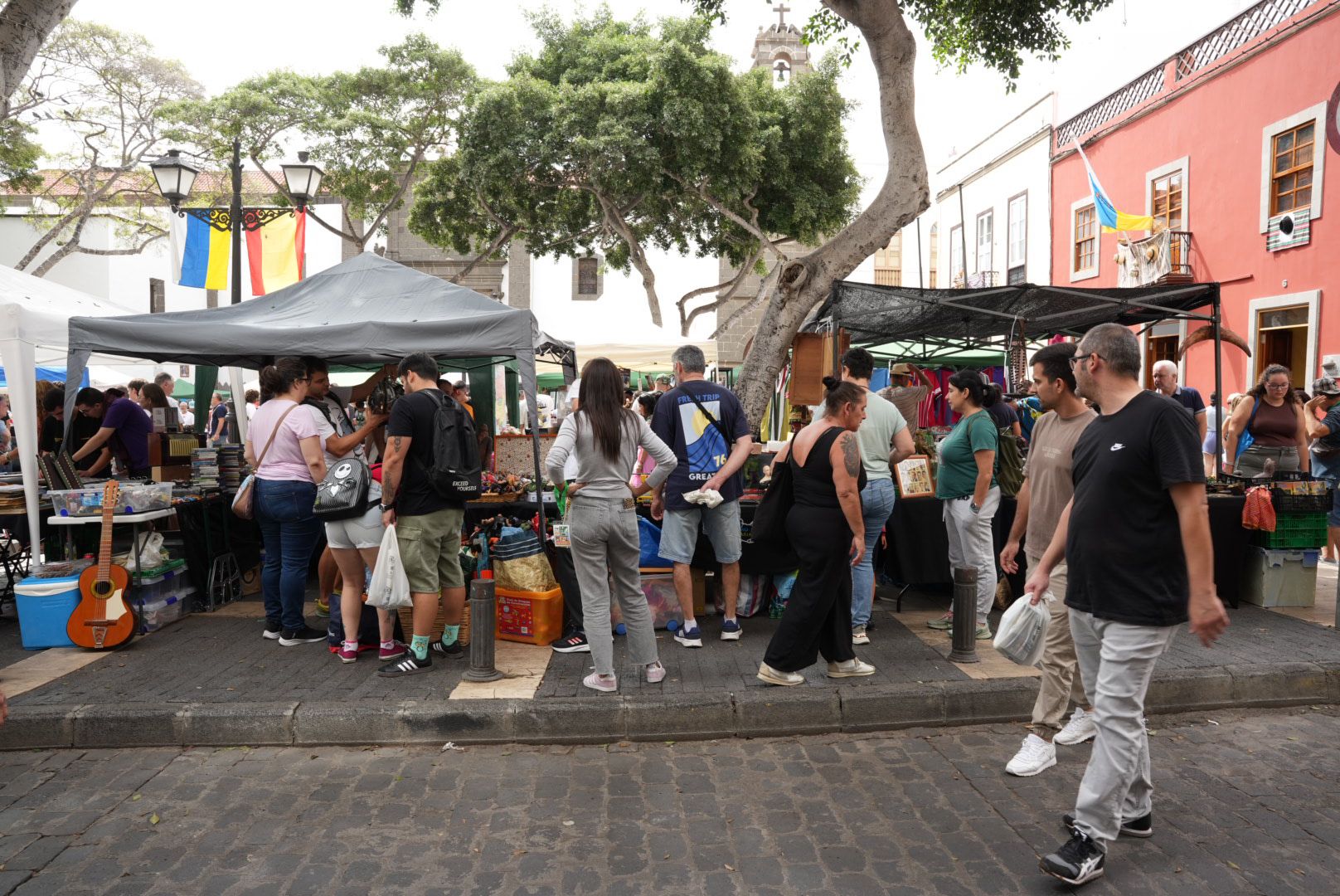 Pasión por lo vintage: éxito de la Feria del Coleccionismo en Vegueta