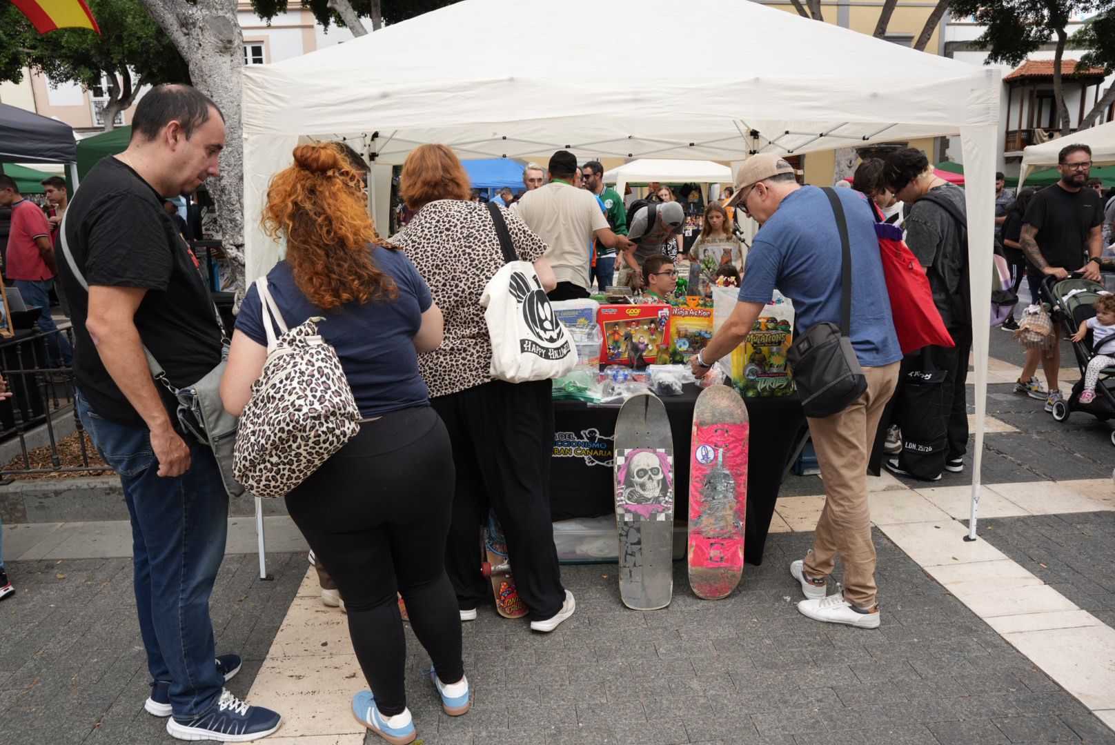 Pasión por lo vintage: éxito de la Feria del Coleccionismo en Vegueta