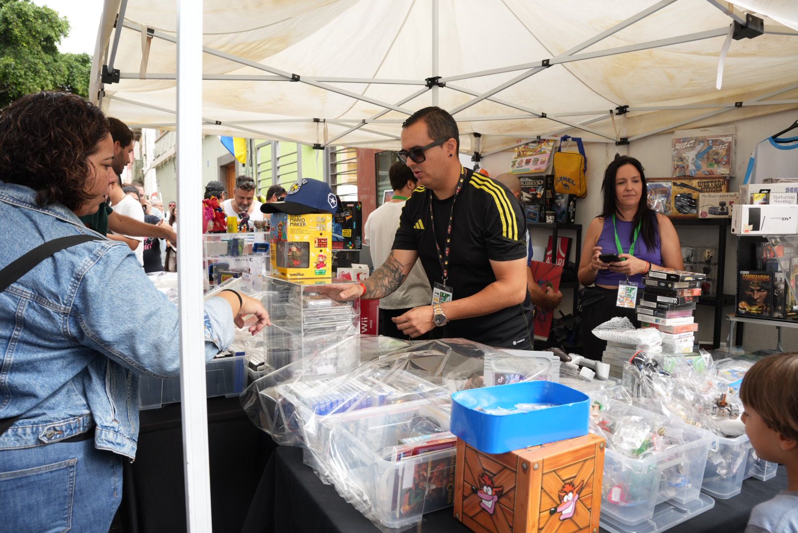 Pasión por lo vintage: éxito de la Feria del Coleccionismo en Vegueta