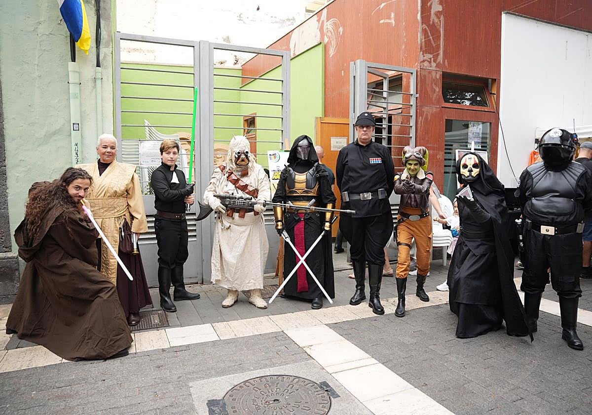 Pasión por lo vintage: éxito de la Feria del Coleccionismo en Vegueta