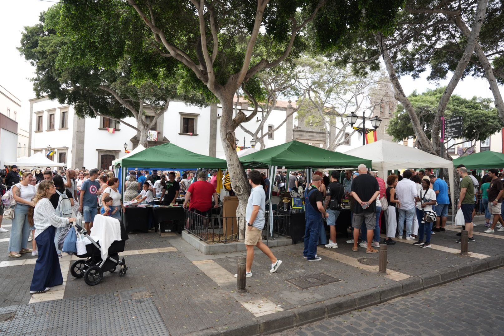 Pasión por lo vintage: éxito de la Feria del Coleccionismo en Vegueta