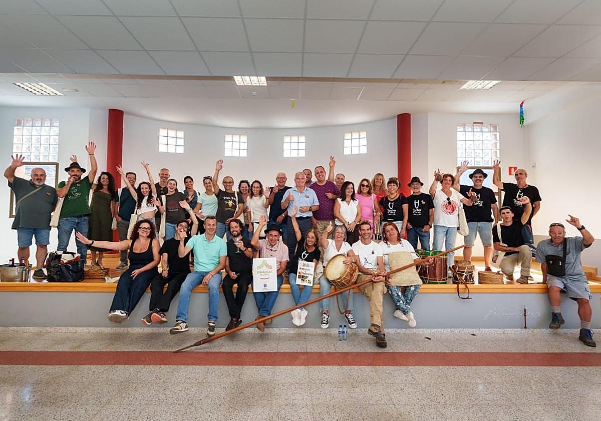 Imagen principal - Foto de familia final, parte del ganado de Óliver Díaz y quesos en la cata, celebrada en Tasarte.