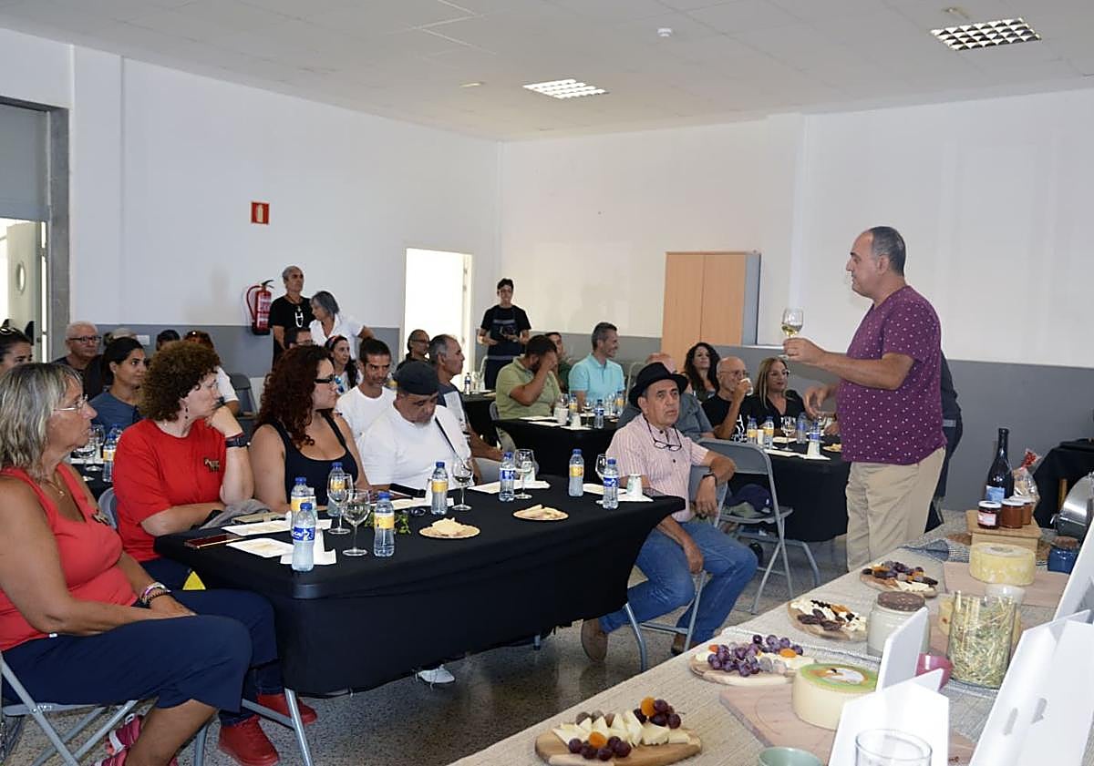 Imagen principal - Arriba, un momento de la cata, con Manuel López explicando los matices del vino aldeano Inagua. Debajo, Óliver Díaz, en primer término, en la degollada de Tasarte. Y al lado, Josué Benítez, mostrando uno de sus quesos La Renta.